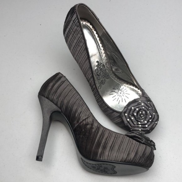 LIKE NEW NAUGHTY MONKEY PLATINUM FABRIC SZ US9 4.5” HEELS ⭐️ - Picture 3 of 10